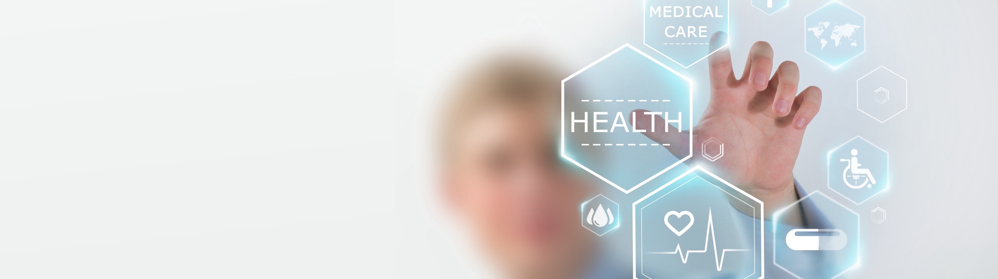 Symbolbild für Healthcare Marketing: Männliche Person zeigt auf 3D-Visualisierung medizinischer Symbole