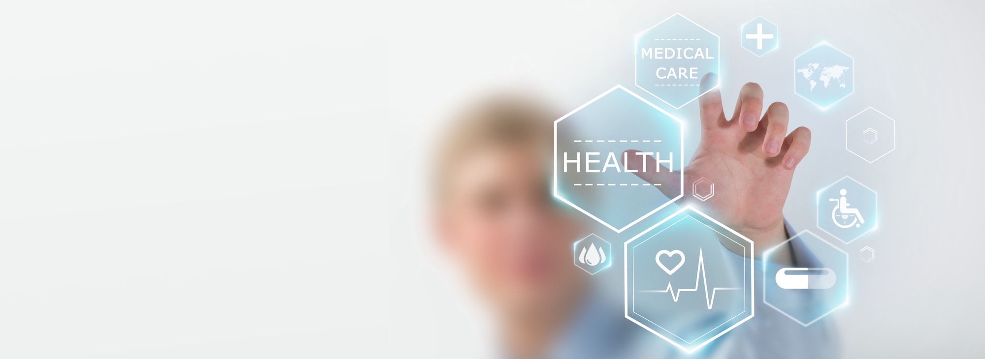Symbolbild für Healthcare Marketing: Männliche Person zeigt auf 3D-Visualisierung medizinischer Symbole